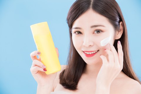 Ilustrasi Memakai Sunscreen Foto: Shutter Stock