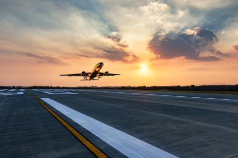Ilustrasi landasan pacu bandara. Foto: Shutter Stock