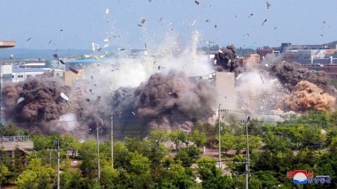 Korea Utara saat meledakan kontor penghuung dengan Korea Selatan di wilayah perbatasan Kaesong, Korea Utara, Selsa (16/6). Foto: KCNA via REUTERS