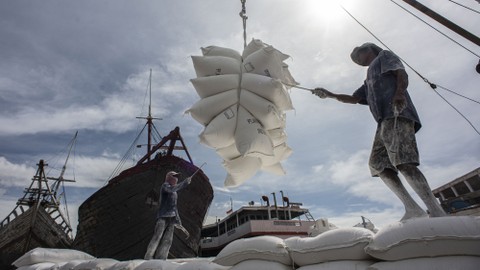 Pekerja melakukan bongkar muat tepung di Pelabuhan Sunda Kelapa, Jakarta, Senin (7/2/2022). Foto: ANTARA FOTO/Aprillio Akbar