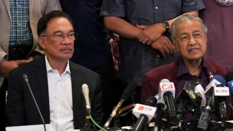 Perdana Menteri Malaysia Mahathir Mohamad (kanan), memberikan keterangan pers bersama penggantinya Anwar Ibrahim (kiri) di Putrajaya, Malaysia. Foto: AP Photo/Vincent Thian