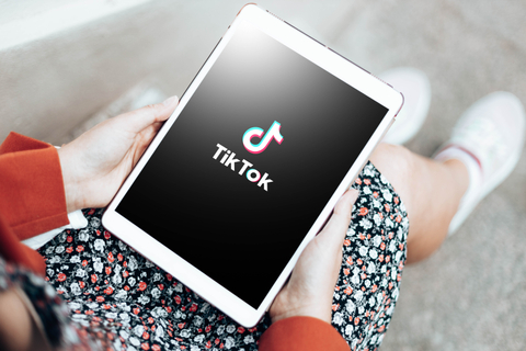 Ilustrasi anak main TikTok. Foto: Shutter Stock