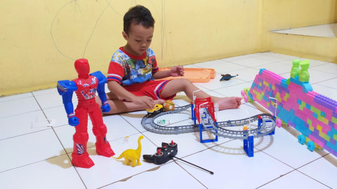 Anak Laki Laki Boleh Main Boneka Enggak Ya Ini Kata Psikolog Kumparan Com
