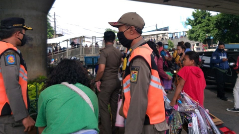 Saling Komentar Kerumunan Pasar Tanah Abang: Mengkhawatirkan; Buatkan Aplikasi (2)