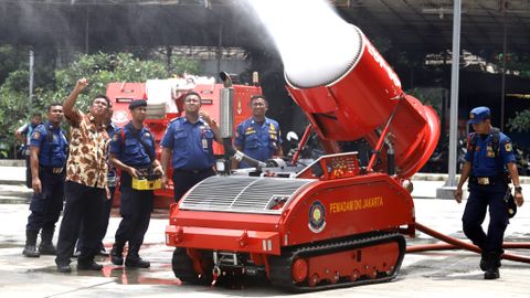 Demonstrasi robot damkar jenis Dok-Ink MVF-5 U3 dalam memadamkan api di Halaman Kantor Pemadam Kebakaran DKI Jakarta, Kamis, (13/2). Foto: Iqbal Firdaus/kumparan