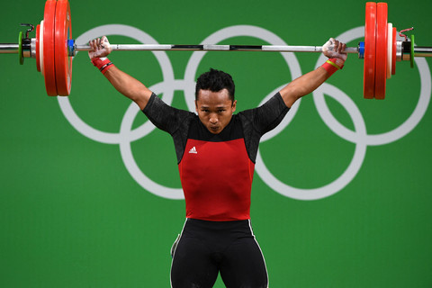 Lifter putra Indonesia Triyatno melakukan angkatan pada Olimpiade Rio 2016 di Rio de Janeiro pada 9 Agustus 2016. Foto: GOH Chai Hin / AFP