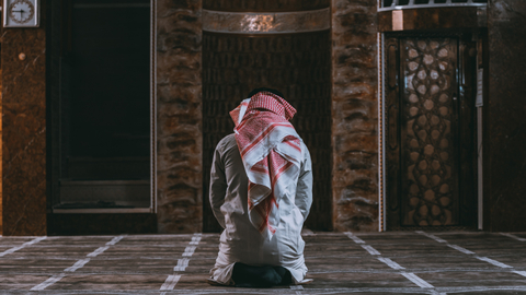 Ilustrasi beribadah di malam lailatul qadar. Foto: Shutter Stock