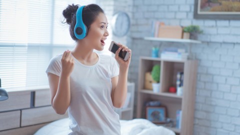 Ilustrasi mendengarkan musik. Foto: TORWAISTUDIO/Shutterstock