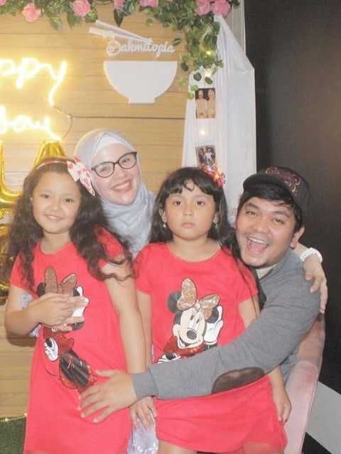 Indra Bekti dan keluarganya. Foto: Instagram/@indrabekti