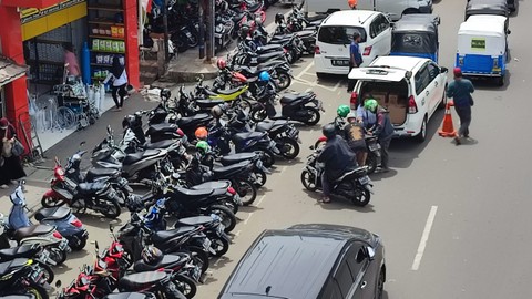 Kendaraan parkir hingga 1/4 lebar jalan raya di dekat Pasar Jaya Pramuka, Jakarta, Selasa (23/11/2021). Foto: Jamal Ramadhan/kumparan