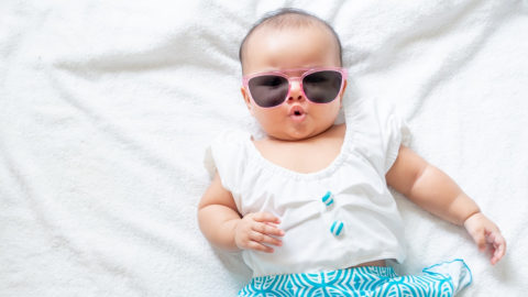 Perlukah Bayi Pakai Kacamata Hitam Kumparan Com