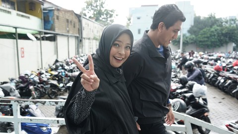 Tantri Kotak bersama suami Arda saat ditemui dikawasan Tendean, Jakarta, Selasa, (7/1/2020).
 Foto: Dok. Ronny