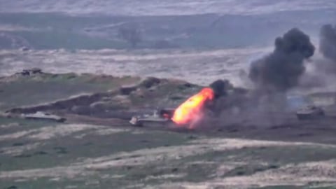 Rekaman yang dirilis Kementerian Pertahanan Armenia menunjukkan tank Azerbaijan yang dihancurkan oleh angkatan bersenjata Armenia di wilayah Nagorno-Karabakh. Foto: Kementerian Pertahanan Armenia / via REUTERS