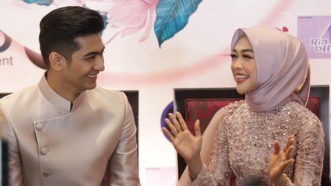 Artis Ria Ricis dan Teuku Ryan saat konferensi pers usai lamaran di Hotel JW Marriot, Kuningan, Jakarta, Kamis, (23/9). Foto: Agus   Foto: Ronny 
