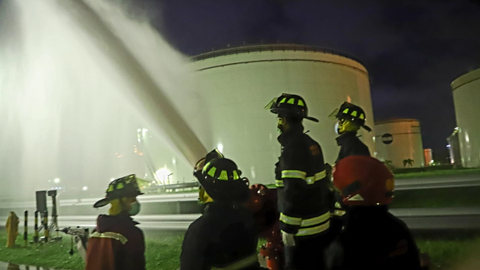 Pertamina Pastikan Pasokan BBM dan LPG Aman, Usai Tangki Kilang Cilacap Terbakar (1)