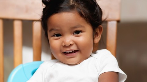 Ilustrasi anak balita perempuan tersenyum ceria. Foto: Shutter Stock