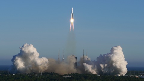 Roket pembawa Long March 5B lepas landas dari Pusat Peluncuruan Luang Angkasa Wenchang di Wenchang, Hainan, China. Foto: China Daily / via REUTERS