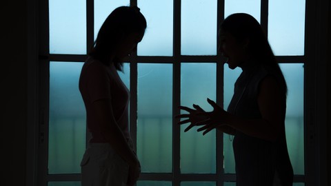 Ilustrasi mertua melakukan mom shaming.   Foto: Shutter Stock