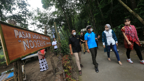 Menparekraf Sandiaga Salahudin Uno bersama public figure Ayu Dewi mengunjungi Desa Wisata Pentingsari, Sleman,  D.I Yogyakarta, Sabtu (05/06).  Foto: Kemenparekraf