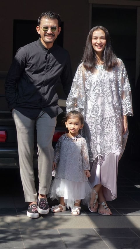 Atiqah Hasiholan, Rio Dewanto, dan anaknya, Salma. Foto: Instagram/@atiqahasiholan