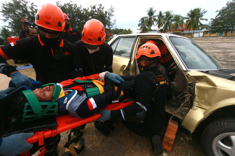 Sejumlah personel Basarnas melakukan simulasi penyelamatan korban kecelakaan. Foto: ANTARA FOTO/Adiwinata Solihin
