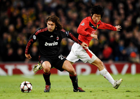 Park Ji-Sung menjaga Andrea Pirlo Foto: Laurence Griffiths