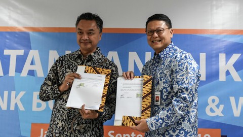 Presiden Direktur BCA Syariah John Kosasih (kanan) dan CEO Waqara Dino Patti Djalal menunjukkan nota kerjasama antara Bank BCA dan Waqara, di Jakarta, Senin (16/9/2019). Foto: ANTARA FOTO/Muhammad Adimaja