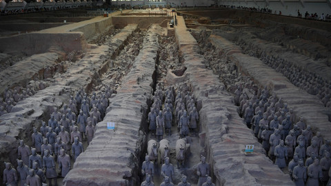 Suasana ratusan patung prajurit yang ada di Museum Prajurit Terakota di Xi'an, Shaanxi, China, Jumat (5/7). Foto: ANTARA FOTO/Zabur Karuru