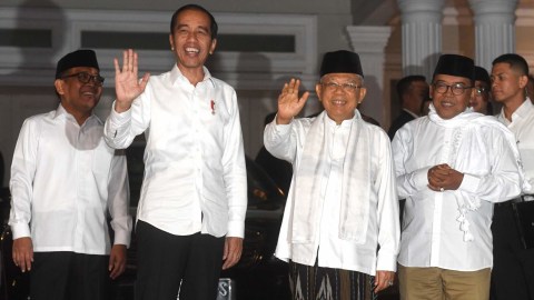 Presiden dan Wakil Presiden terpilih periode 2019-2024 Joko Widodo (kedua kiri) dan Ma'ruf Amin (kedua kanan) melambaikan tangan sebelum berangkat menuju Bandara Halim, Kamis (27/6). Foto: ANTARA FOTO/Akbar Nugroho Gumay
