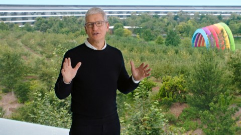 CEO Apple Tim Cook berbicara selama special event apple di kantor pusat perusahaan Apple Park, di Cupertino, California, A.S. Foto: Apple Inc/Handout via REUTERS