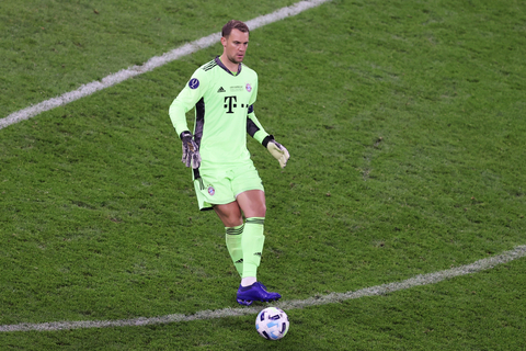 Penjaga gawang Bayern Muenchen Manuel Neuer pada pertandingan Piala Super Eropa melawan Sevilla di Puskas Arena, Budapest, Hungaria.   Foto: Laszlo Szirtesi / POOL / AFP