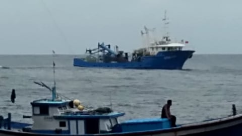 Beberapa kapal perang dan kapal ikan yang melintas di Selat Malaka. Foto: Guskamla Koarmada 1