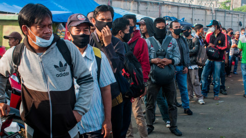 Sejumlah calon penumpang KRL Commuter Line antre hingga ke jalan raya di Stasiun Rangkasbitung, Lebak, Banten, Senin (8/6/2020). Foto: Muhammad Bagus Khoirunas/ANTARA FOTO
