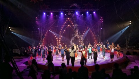 Pemain Oriental Circus Indonesia (OCI) berlatih akrobat dan trapeze jelang gelaran The Great 50 Show di Pintu I GBK. Foto: Helmi Afandi/kumparan