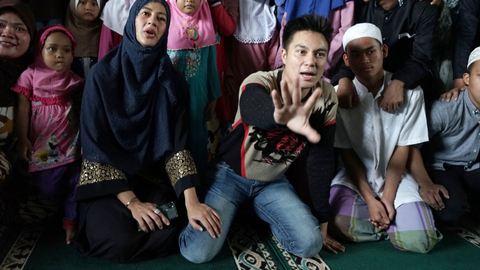 Baim Wong bersama Paula Verhouven syukuran anak pertamanya di kawasan, Ulujami, Jakarta, Minggu, (12/1).  Foto: Ronny