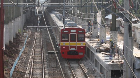 Kereta commuter line Foto: ANTARA FOTO/Reno Esnir