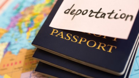 Ilustrasi deportasi. Foto: Shutter Stock