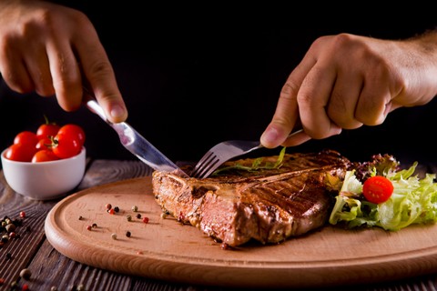 Ilustrasi makan steak. Foto: Shutterstock