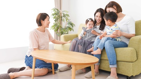 Ilustrasi ibu ngobrol dengan teman. Foto: maroke/Shutterstock