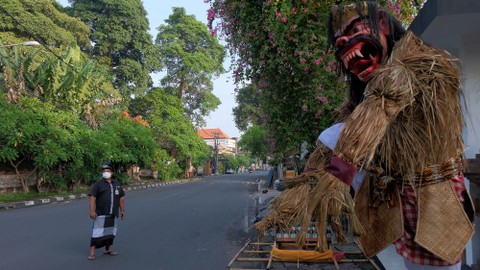 Pecalang atau petugas pengamanan desa adat di Bali memantau situasi di area pusat perbelanjaan saat Hari Raya Nyepi Tahun Baru Saka 1944 di wilayah Desa Sumerta Kelod, Denpasar, Bali, Kamis (3/3/2022). Foto: Nyoman Hendra Wibowo/ANTARA FOTO