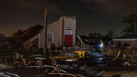 Kondisi rumah hancur di sekitar New Orleans pasca tornado besar, di Amerika Serikat, Selasa (22/3/2022). Foto: KATHLEEN FLYNN/Reuters