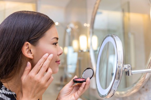 Ilustrasi memakai blush on. Foto: Maridav/Shutterstock