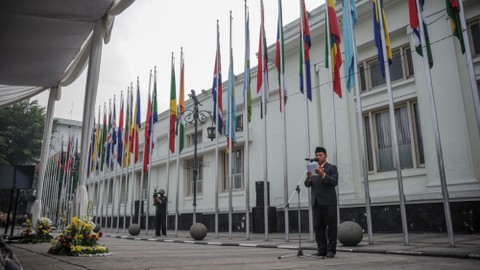 Bendera peserta Konferensi Asia Afrika di Museum KAA/Gedung Merdeka, Bandung, Jawa Barat, Senin (18/4/2022).  Foto: Raisan Al Farisi/ANTARA FOTO