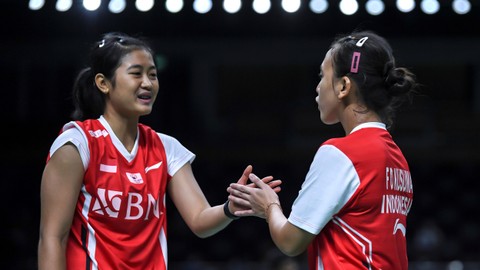 Pebulu tangkis ganda putri Indonesia Amalia Cahaya Pratiwi (kiri) melakukan tos dengan rekannya Febriana Dwipuji Kusuma saat melawan pebulu tangkis ganda putri Prancis di penyisihan grup A Piala Thomas Uber 2022 di Thailand, Minggu (8/5/2022). Foto: M Risyal Hidayat/ANTARA FOTO