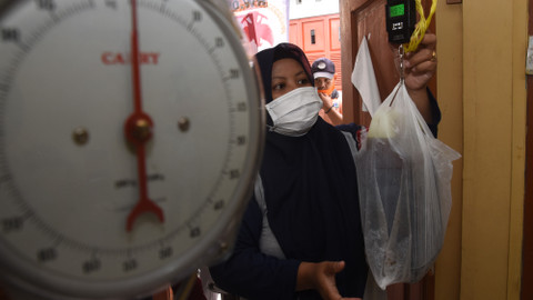 Pengurus Bank Sampah Teman Pilah menimbang sampah plastik milik warga di Kantor RW 05 Kelurahan Bukit Duri, Jakarta, Selasa (12/4). Foto: Indrianto Eko Suwarso/ANTARA FOTO