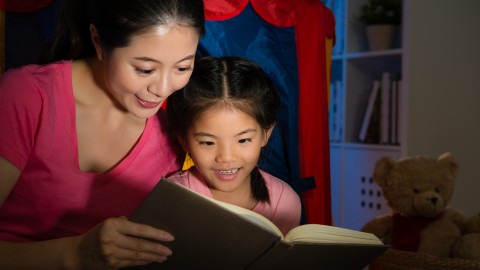 Ilustrasi Membacakan Dongeng Si Kancil Singkat pada Anak. Foto: Shutter Stock