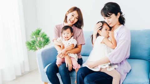 Ilustrasi ibu dan anak bermain bersama. Foto: maroke/Shutterstock