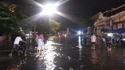 Banjir di Simpang Lima Semarang Surut, Kawasan Pasar Johar-Kota Lama Tergenang (4)
