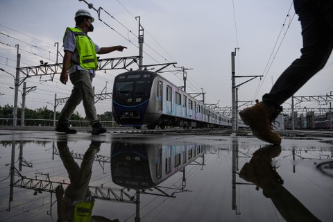 Petugas melintas di deket kereta MRT Ratangga yang siap dioperasikan di Depo MRT Jakarta, Lebak Bulus, Jakarta, Kamis (31/3/2022). Foto: Sigid Kurniawan/Antara Foto
