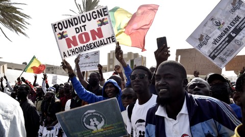 Para pengunjuk rasa saat demonstrasi tolak LGBT di Obelisk Square di Dakar, Senegal, Minggu (20/2/2022). Foto: SEYLLOU/AFP